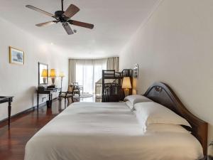 Sofitel Krabi Phokeethra Golf and Spa Resort客房内的一张或多张床位
