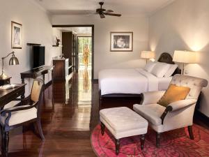 Sofitel Krabi Phokeethra Golf and Spa Resort的电视和/或娱乐中心