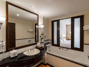 Sofitel Krabi Phokeethra Golf and Spa Resort的一间浴室
