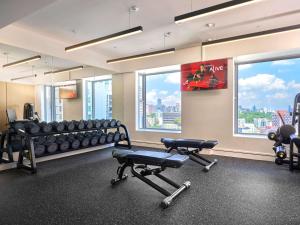 Ibis Singapore on Bencoolen - Newly Renovated的健身中心和/或健身设施