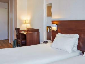 Tempat tidur dalam kamar di Aparthotel Adagio Access Paris Saint-Denis Pleyel