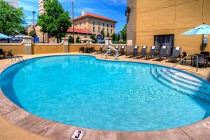 a large blue swimming pool in a hotel at Hampton Inn Nashville / Vanderbilt in Nashville