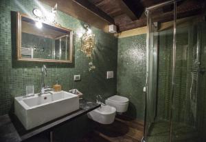 Koupelna v ubytování Locanda Al Cappello