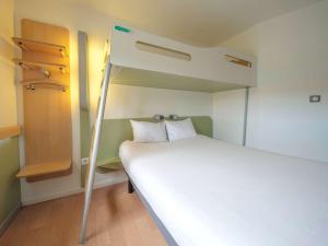 Postel nebo postele na pokoji v ubytování Ibis Budget Sarrebourg Buhl