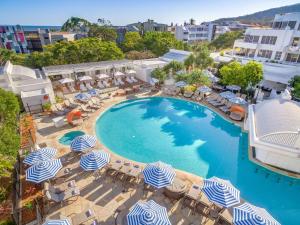 una vista aérea de una piscina con sombrillas y sillas en Sofitel Noosa Pacific Resort, en Noosa Heads