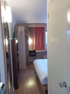 Postel nebo postele na pokoji v ubytování ibis les Etangs des Moines