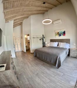 um quarto com uma cama grande e um tecto de madeira em The Moxy em English Harbour