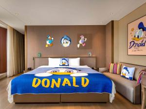 um quarto com uma placa acoplada numa cama em Novotel Shanghai Clover em Xangai