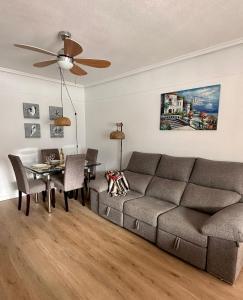 una sala de estar con un sofá y una mesa en Sonido del Mar, en Gran Alacant 33 fotos más