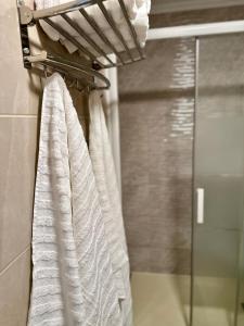 a bathroom with a shower curtain and a towel at Sonido del Mar in Gran Alacant