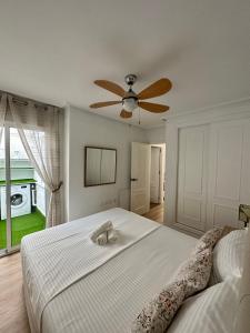 a bedroom with a bed with a ceiling fan at Sonido del Mar in Gran Alacant