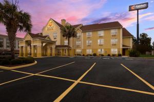 un hotel con un estacionamiento delante de él en Comfort Inn & Suites Santee, en Santee