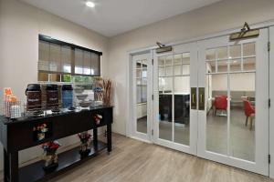 Habitación con puertas correderas de cristal y comedor. en Comfort Inn & Suites Santee I-95, en Santee
