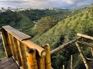 - une vue sur une ville depuis le sommet d'une colline dans l'établissement Cabaña Bamboo House, à Calarcá