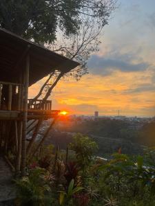 - une vue sur le coucher du soleil depuis une maison dans l'établissement Cabaña Bamboo House, à Calarcá