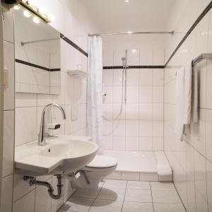 Ένα μπάνιο στο Hotel Niederrad - Self Check In +23 φωτογραφίες