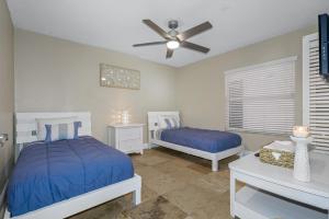 Katil atau katil-katil dalam bilik di Tranquil Paradise 4BR - 2 Miles To Tampa Bucs Stadium
