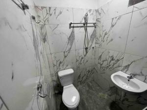 タラポトにあるFicus Tarapoto House - 2 Floor.のバスルーム(トイレ、洗面台付)