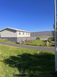 budynek przy drodze w obiekcie Lakeside Apartments w mieście Egilsstaðir