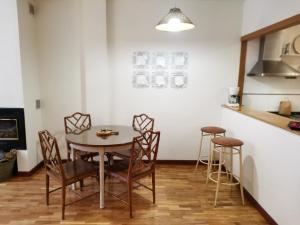 a kitchen and dining room with a table and chairs at Apartamento Estriva in Ezcaray