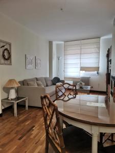 uma sala de estar com um sofá e uma mesa em Apartamento Estriva em Ezcaray