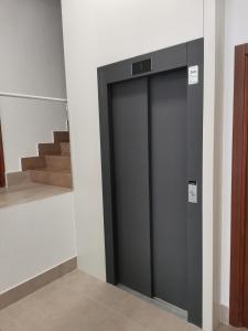 um elevador num quarto com uma escada em Apartamento Estriva em Ezcaray