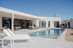 Fotografie z fotogalerie ubytování Mars Landing- Heated Pool / Spa / Boulders / Views / Fire Pit v destinaci Yucca Valley