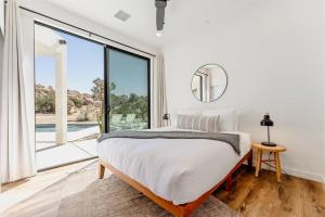Fotografie z fotogalerie ubytování Mars Landing- Heated Pool / Spa / Boulders / Views / Fire Pit v destinaci Yucca Valley