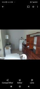 uma imagem de uma cozinha com bancada em Recanto Renascer (hostel e Pousada) em Rio Branco