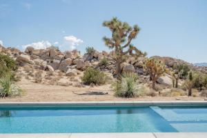 Fotografie z fotogalerie ubytování Mars Landing- Heated Pool / Spa / Boulders / Views / Fire Pit v destinaci Yucca Valley