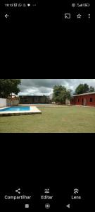 uma imagem de uma piscina em Recanto Renascer (hostel e Pousada) em Rio Branco