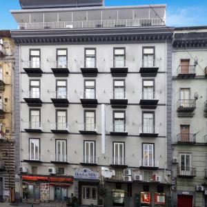 - un bâtiment blanc avec des fenêtres et des balcons dans l'établissement Best Western Hotel dei Mille, à Naples