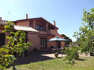 uma vista exterior de uma casa com um jardim em IL Noce ALGHERO em Santa Maria la Palma