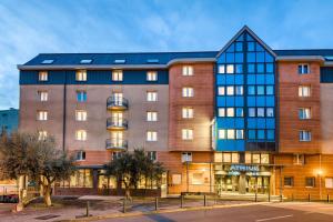 une image d'un bâtiment avec un bâtiment dans l'établissement Best Western Hotel Atrium Valence, à Valence