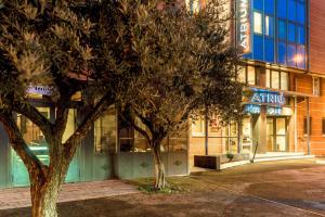 um par de árvores em frente a um edifício em Best Western Hotel Atrium Valence em Valence