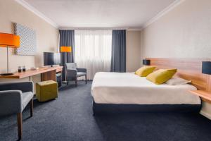 Best Western Hotel Atrium Valence في فالنسيا: غرفة في الفندق مع سرير ومكتب