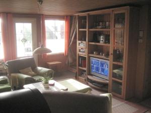sala de estar con sofá y TV en Holiday home monkfish house en Warin