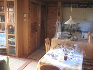 una cocina con mesa, mesa y mesa en Holiday home monkfish house en Warin