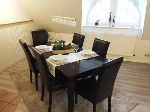 una mesa de comedor con sillas negras y un comedor en No 3 - Krautsand, 