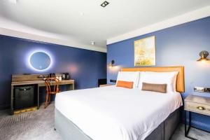 Postel nebo postele na pokoji v ubytování Ropewalks Hotel