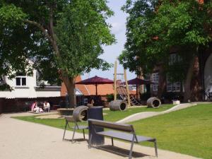 un parque con banco y parque infantil en Arndt in the old town, en Lübeck