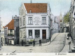 una imagen en blanco y negro de un edificio en una calle en Arndt in the old town, en Lübeck