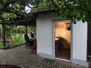 モースにあるHoliday apartment Marianneの白い小さな建物(パティオにドア付)