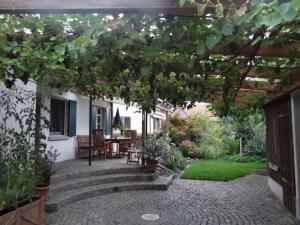 モースにあるHoliday apartment Marianneのパティオ(パーゴラの下にテーブルと椅子付)