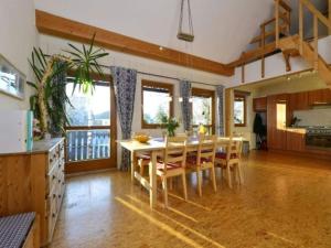 Una cocina y un comedor con mesa y sillas. en Holiday home Keim Comfortable Vacation Home, en Negenborn