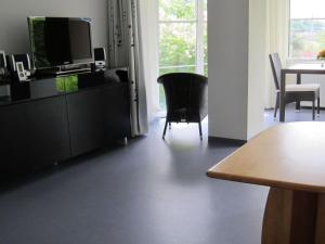 a living room with a television on a dresser at Epple in Tübingen am Neckar in Tübingen