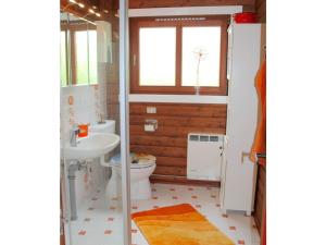 uma casa de banho com um WC e um lavatório em Holiday home Schleiblick em Gunneby