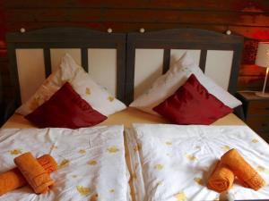 Duas camas com almofadas vermelhas e brancas em Holiday home Schleiblick em Gunneby