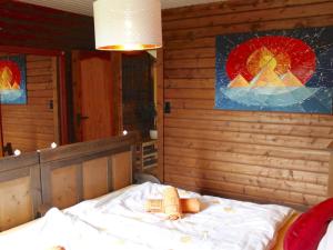 um quarto com uma cama num quarto de madeira em Holiday home Schleiblick em Gunneby