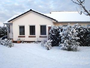 una casa blanca con nieve en el suelo en 2 Zierow on the Baltic Sea, en Zierow